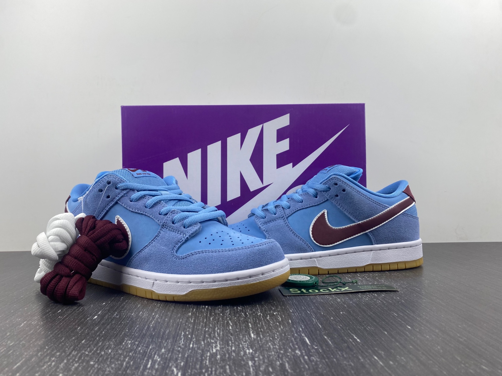 Nike SB Dunk Low Philadelphia Phillies DQ4040-400