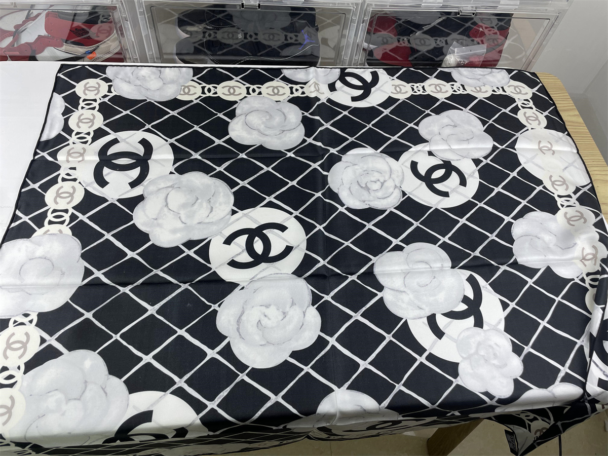 GUCCI Scarf Black with GOLD LOGO