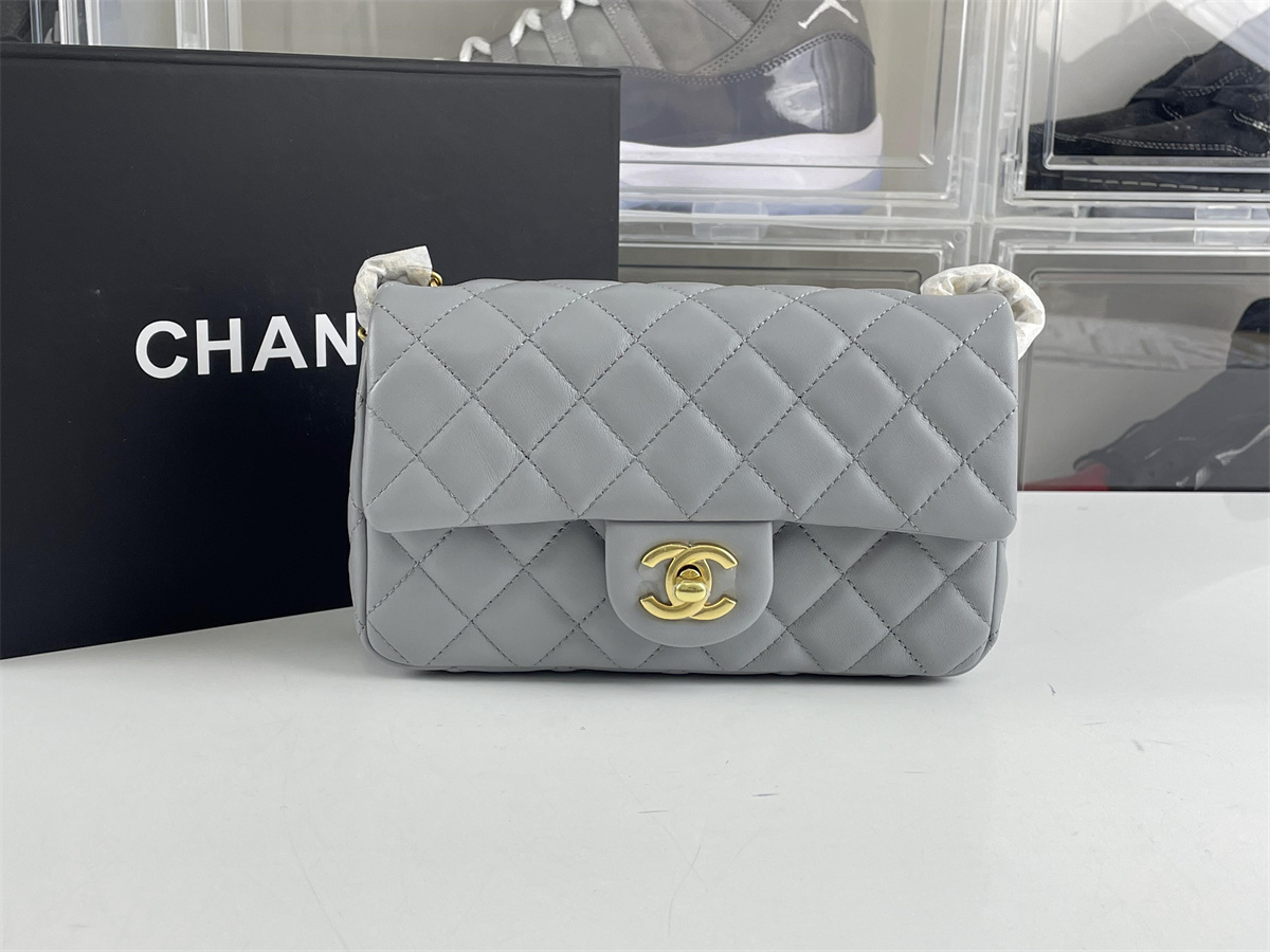 Chanel Grey mini bag with gold ball (13 x 20 x 7 cm)