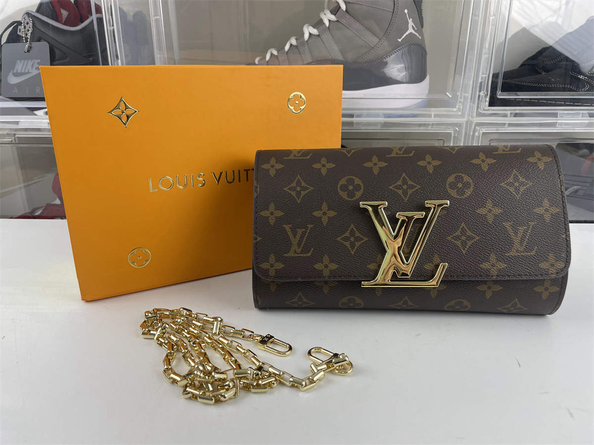 LV mini rectangle body bag  ( 23 x 15 x 5 cm)