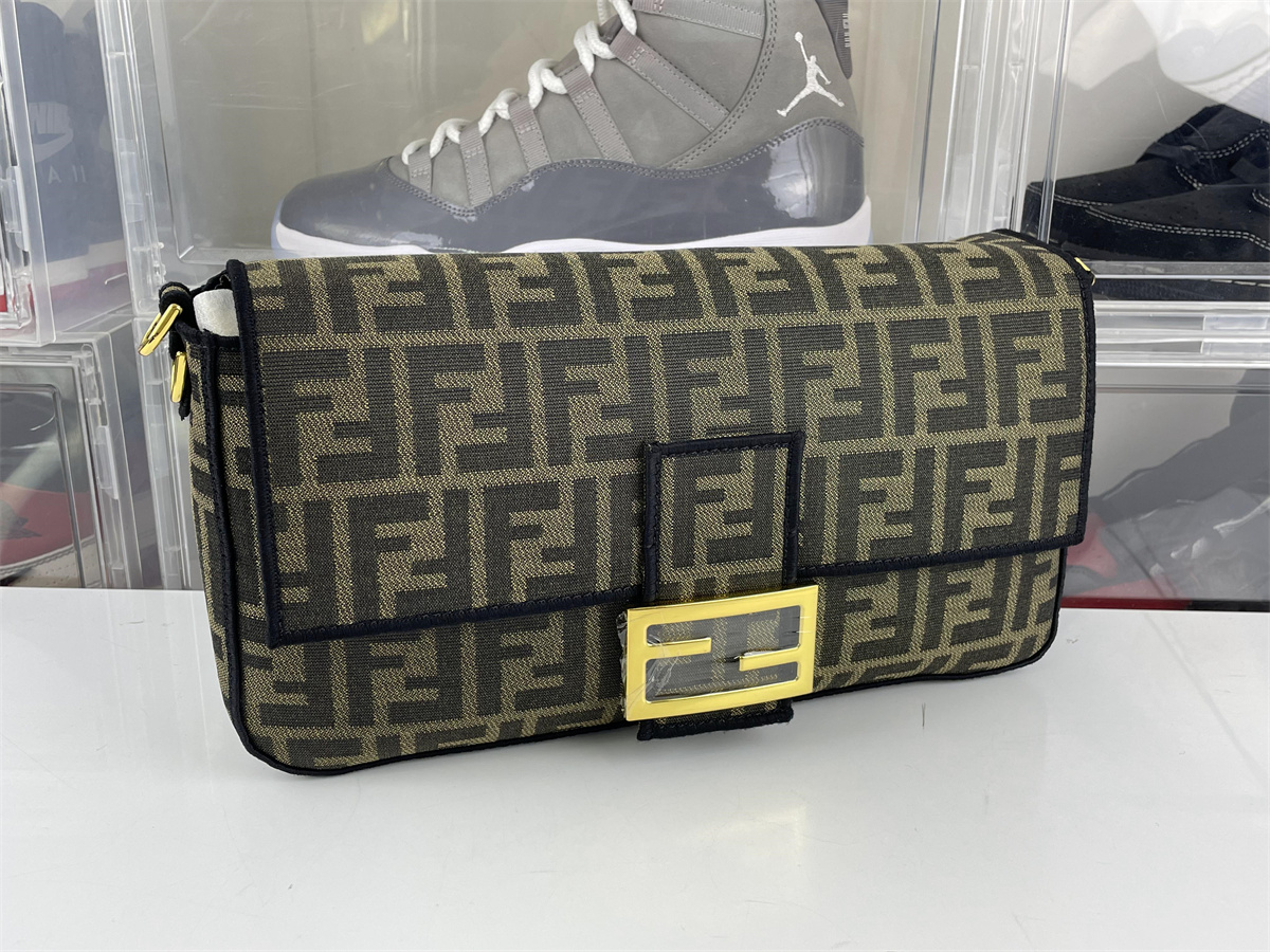 FENDI Baguette FF LOGO brown bag M size ( 26 x 16 x 4 cm)
