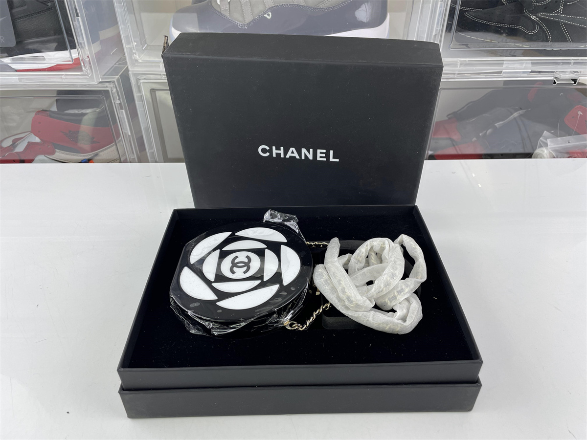 CHANEL Black White Camellia Flower bag (10 x 10 x 3 cm)