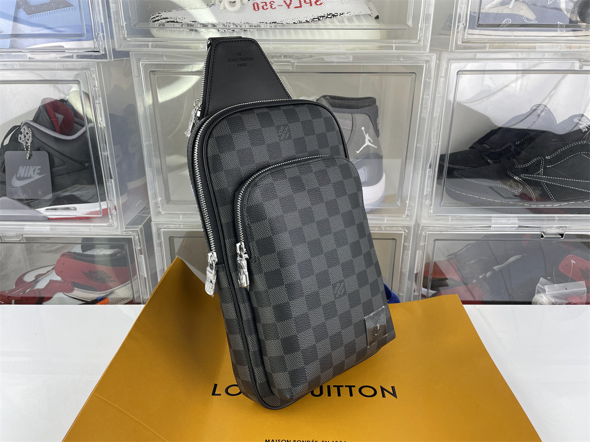 LV mens Black AVENUE bag, (31x 20 x 7 cm)