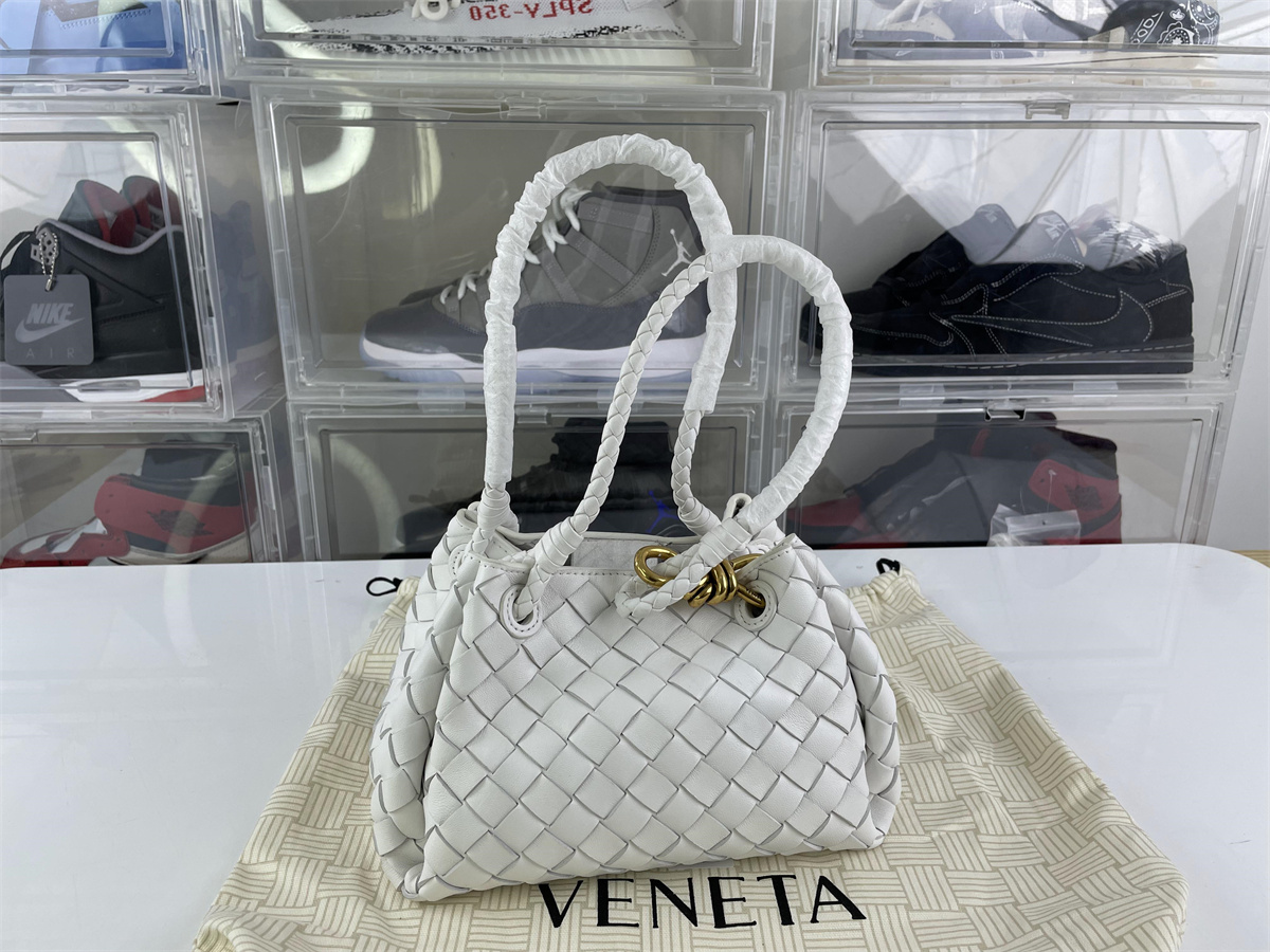 BOTTEGA VENETA  Parachute White Bag (16.5x 21 x17 cm)