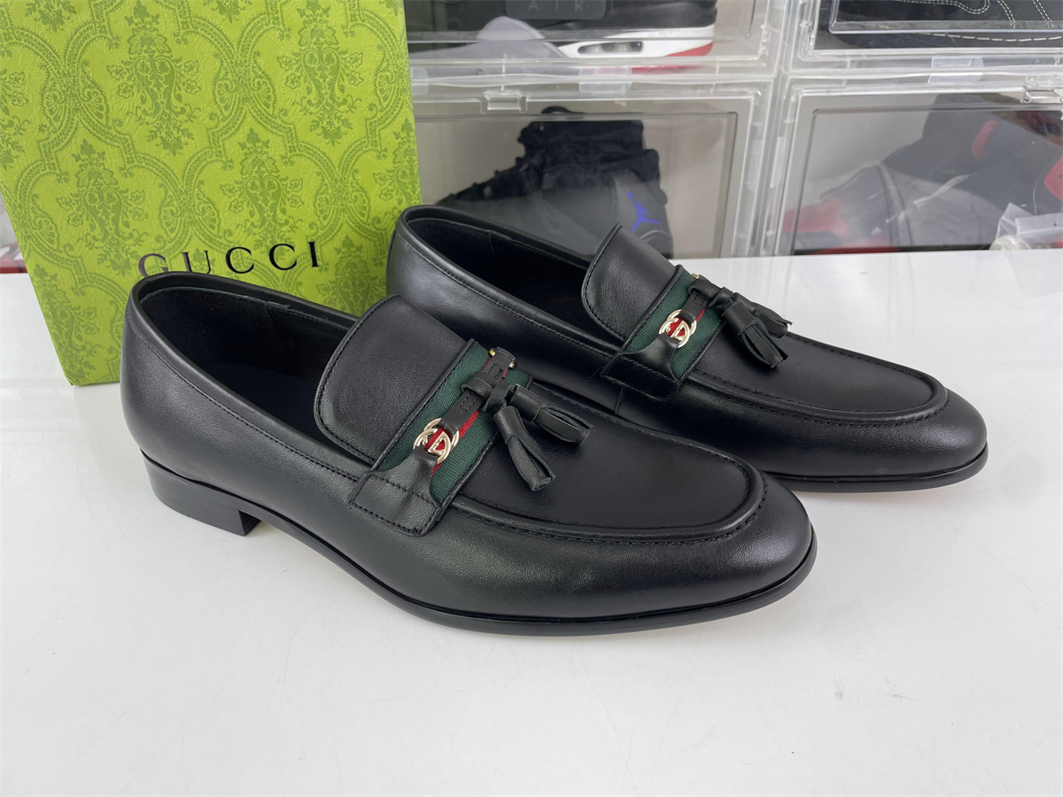 GUCCI Black Leather dressing Loafer shoes with tassels