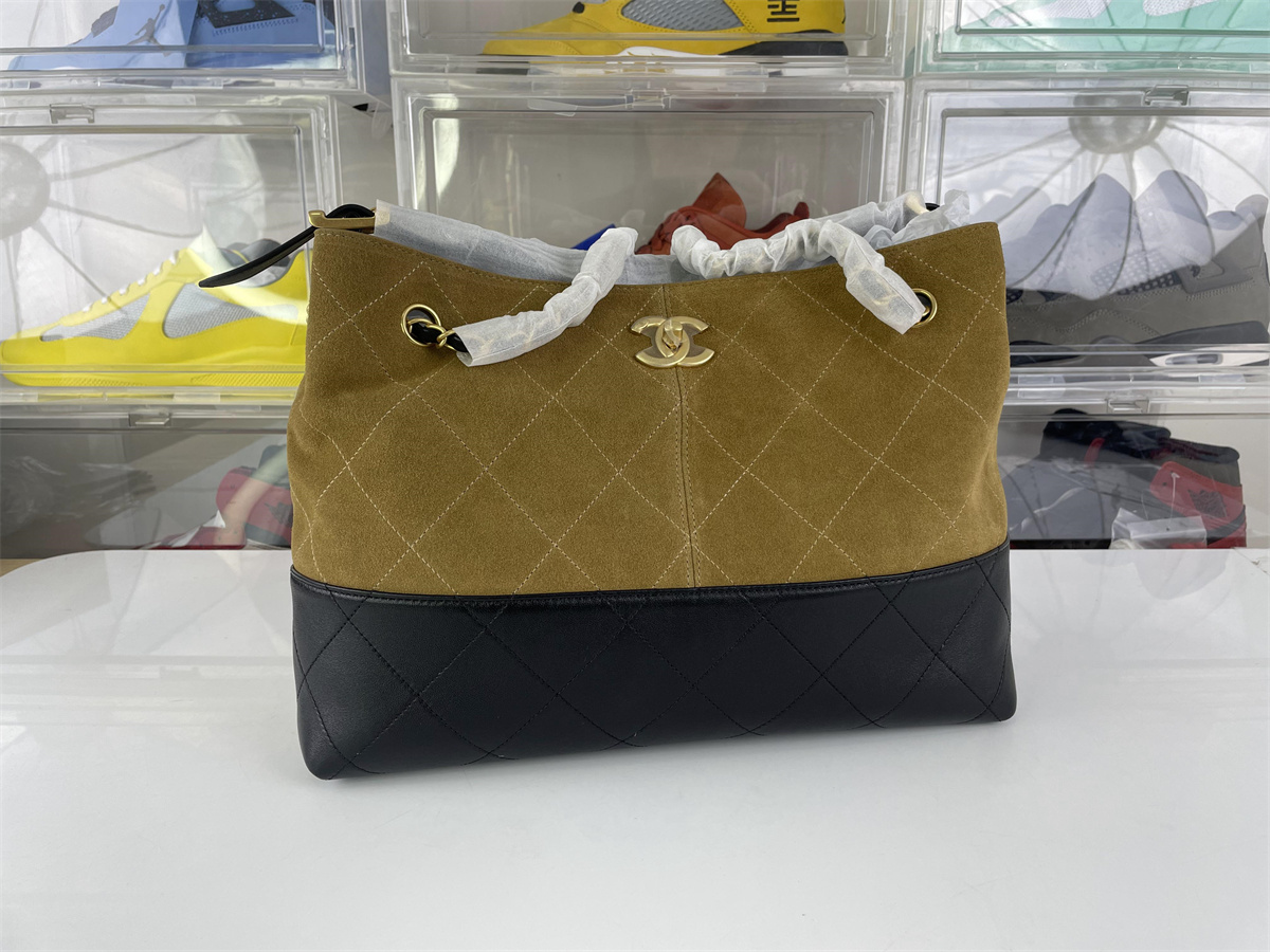 CHANEL HOBO Tan Black colorway Deerskin bag, (36 x 24 x 14 cm)