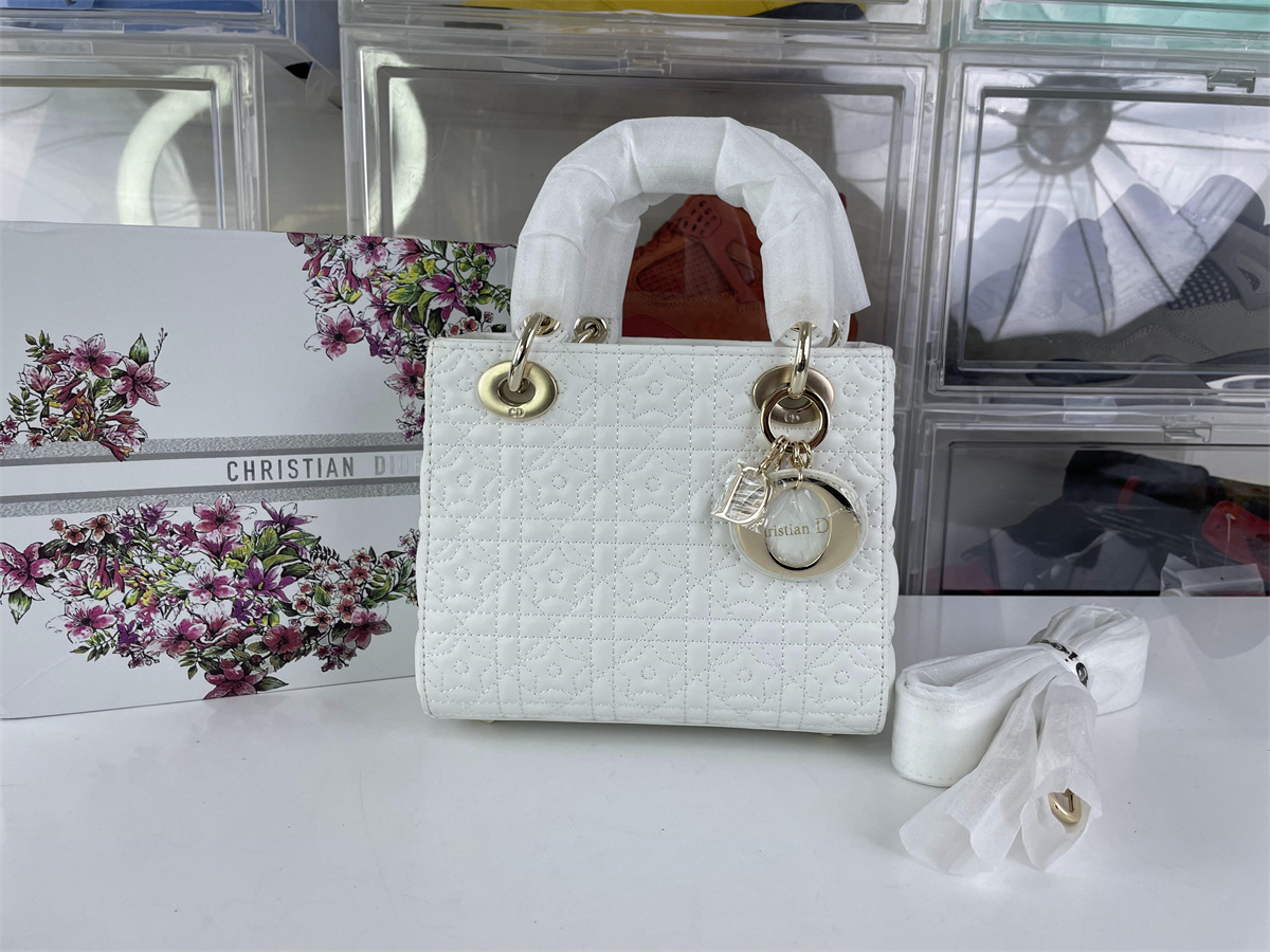 DIOR Lady D-Joy M Size Pure white bag ( 24 x 20 x 11 cm)