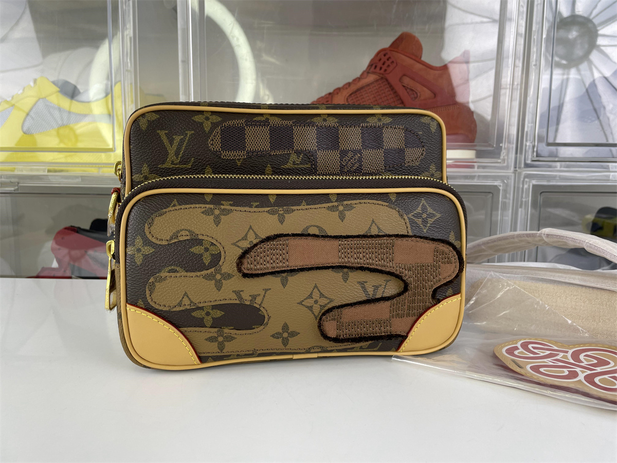 LV NIL Brown Postal Camera bag, (25 x 17.5 x 11 cm )