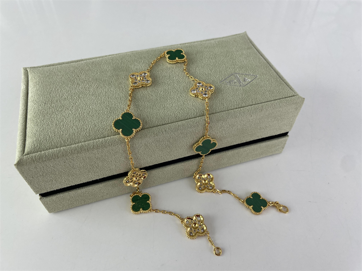 Van Cleef & Arpels Green Gold Necklace 10 leafs with stones